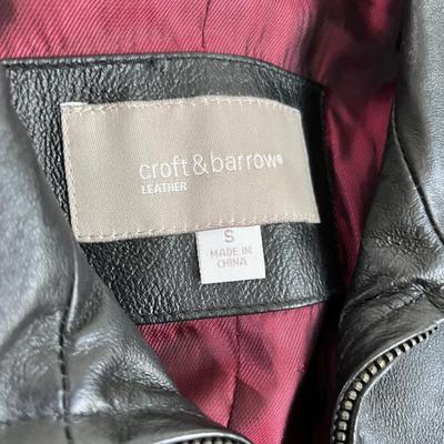 Lot 137 4 leather jackets, 1 leather pants