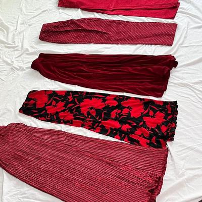 Lot 140 red lot - 3 skirts, 3 pants