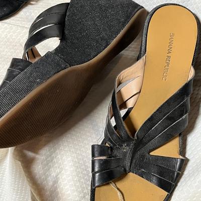Lot 145 4 pairs dressy sandals