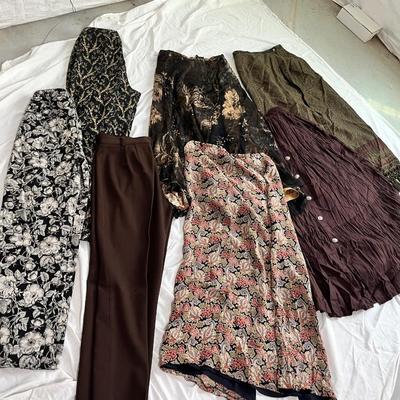 Lot 147 lot of neutrals - 4 skirts, 3 pants
