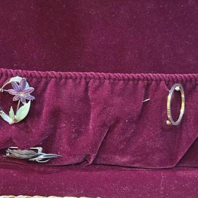 Large lot of beautiful jewelry in pretty jewelry box