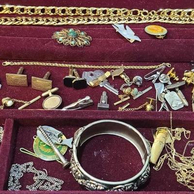 Large lot of beautiful jewelry in pretty jewelry box