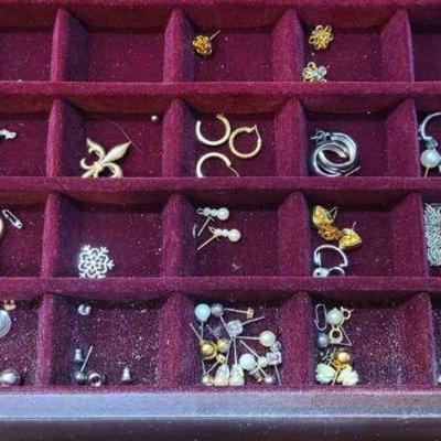 Large lot of beautiful jewelry in pretty jewelry box