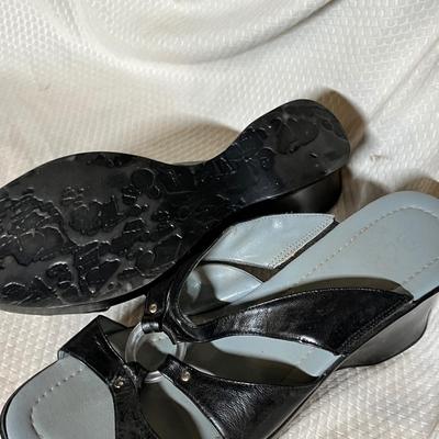 Lot 151 2 dressy sandals, heeled mules