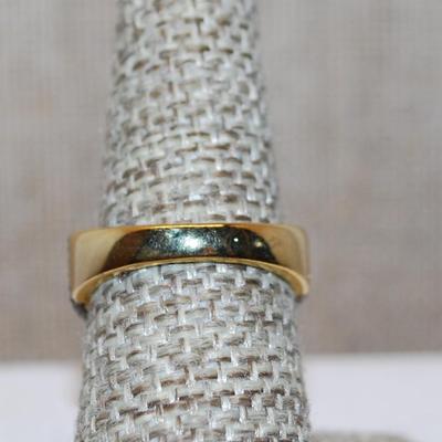 Size 7 "GREEN FROG on a PEARL" Ring on a Gold Tone Band (5.6g)