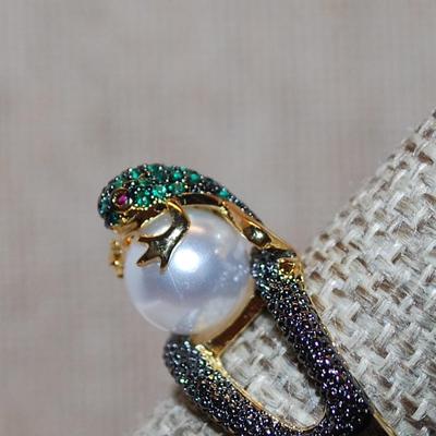 Size 7 "GREEN FROG on a PEARL" Ring on a Gold Tone Band (5.6g)