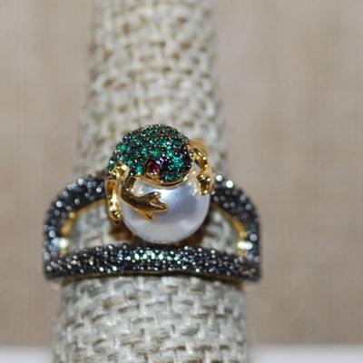 Size 7 "GREEN FROG on a PEARL" Ring on a Gold Tone Band (5.6g)
