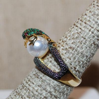 Size 7 "GREEN FROG on a PEARL" Ring on a Gold Tone Band (5.6g)