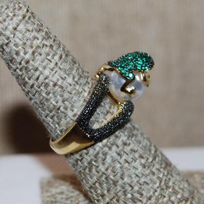 Size 7 "GREEN FROG on a PEARL" Ring on a Gold Tone Band (5.6g)