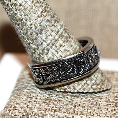 Size 13½ Marked .925 Single Clear Stone Ring on a Graphic Designed Silver Colored Black Tone Band (10.7g)