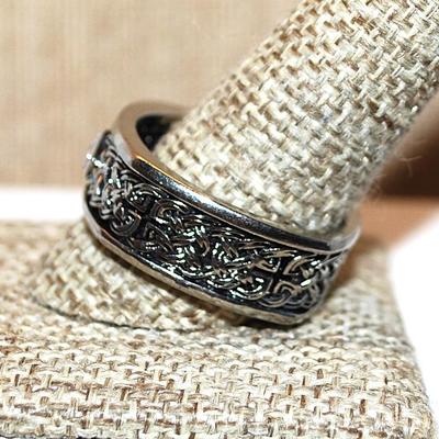Size 12½ Marked .925 Single Clear Stone Ring on a Graphic Designed Silver Colored Black Tone Band (9.7g)