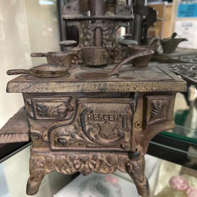 Crescent toy stove