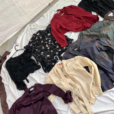 Lot 165 9 sliky/satin button up blouses