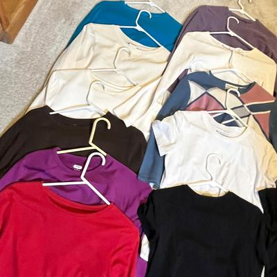 Lot 177 Lot of women's T's