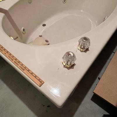 Lot 200 Beige Deep bath tub