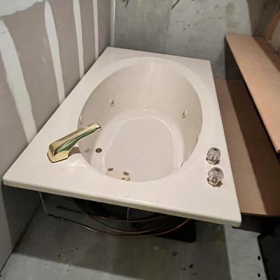 Lot 200 Beige Deep bath tub