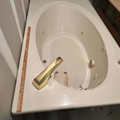 Lot 200 Beige Deep bath tub