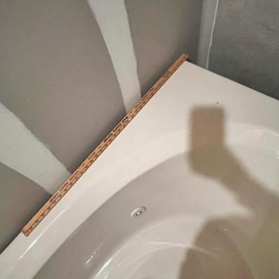 Lot 200 Beige Deep bath tub