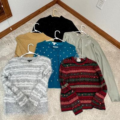 Lot 208 Womens knit tops