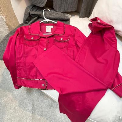 Lot 221 Women's outfits