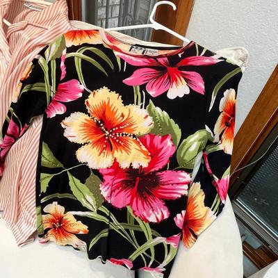 Lot 229 Women's outfits, floral
