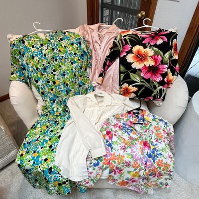 Lot 229 Women's outfits, floral