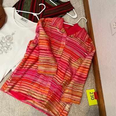 Lot 230 7 Womens printed tops