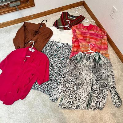 Lot 230 7 Womens printed tops