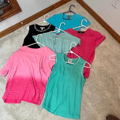 Lot 231 Women's summer tops