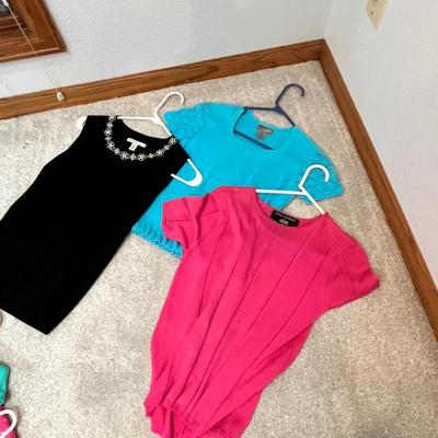 Lot 231 Women's summer tops