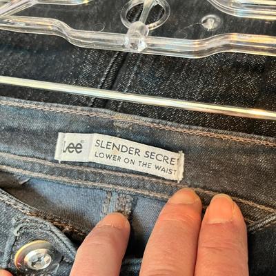 Lot 239 More women's jeans