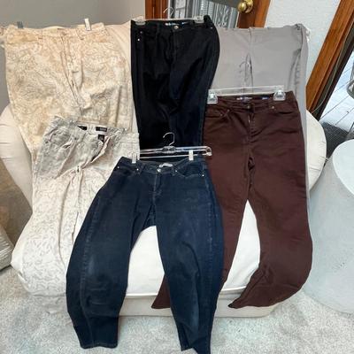 Lot 239 More women's jeans