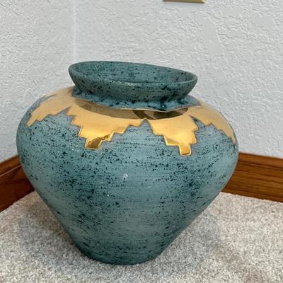 Lot 267 Native American 80s pot