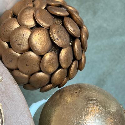 Lot 268 Bowl w/ Decor balls
