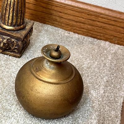 Lot 276 Lot of gold/ bronze decor