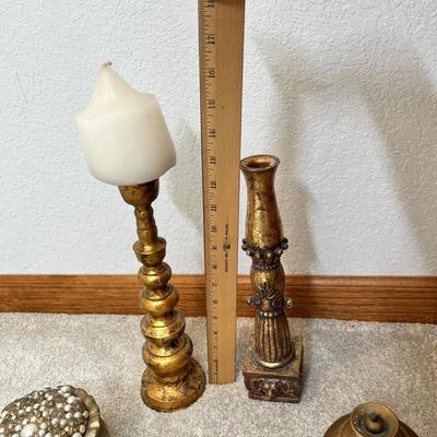 Lot 276 Lot of gold/ bronze decor