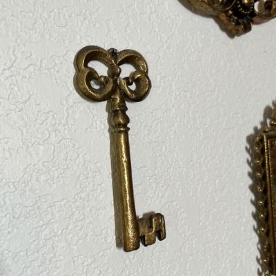 Lot 290 Wall Art Mirrors & keys