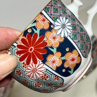 Lot 325 Oriental China set
