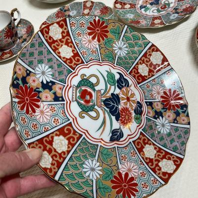 Lot 325 Oriental China set