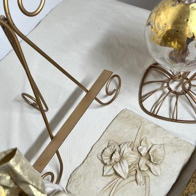 Lot 327 Assorted Decor