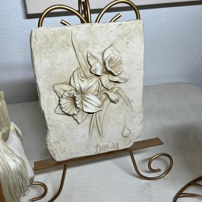 Lot 327 Assorted Decor