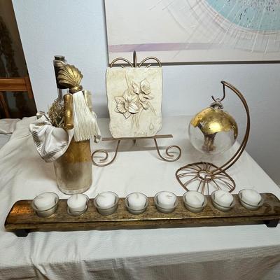Lot 327 Assorted Decor