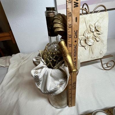 Lot 327 Assorted Decor