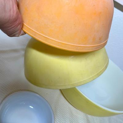 Lot 331 Big lot of Pyrex bowls