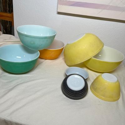 Lot 331 Big lot of Pyrex bowls