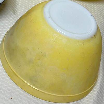 Lot 331 Big lot of Pyrex bowls