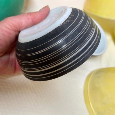 Lot 331 Big lot of Pyrex bowls