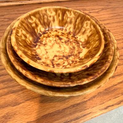 Lot 334 Antique Spatterware Nesting bowls