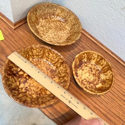 Lot 334 Antique Spatterware Nesting bowls