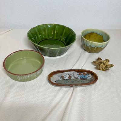 Lot 341 Assortment of bowls